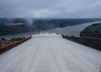 Itaipú abre las compuertas de su vertedero para controlar el nivel del embalse tras lluvias