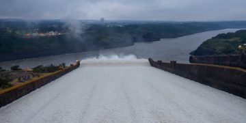 Itaipú abre las compuertas de su vertedero para controlar el nivel del embalse tras lluvias