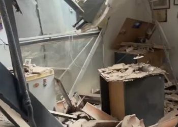 Estructura de grúa de una obra se desploma e impacta contra una academia de danza