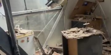 Estructura de grúa de una obra se desploma e impacta contra una academia de danza