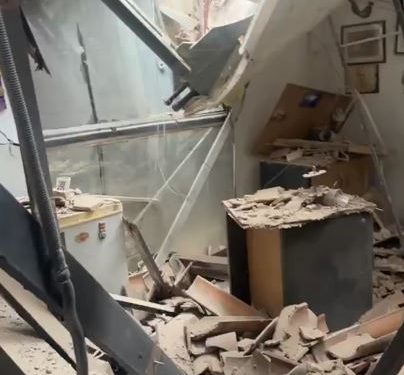 Estructura de grúa de una obra se desploma e impacta contra una academia de danza