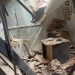 Estructura de grúa de una obra se desploma e impacta contra una academia de danza