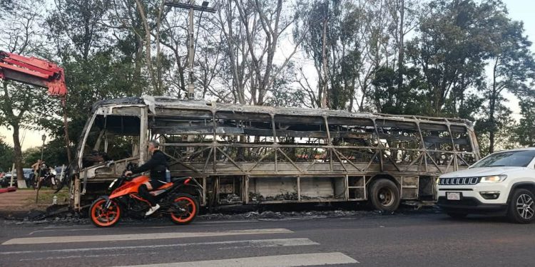 Incendio consumió bus en Villarrica