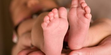 Familia denuncia presunta negligencia médica tras muerte de recién nacida en Hospital de Barrio Obrero