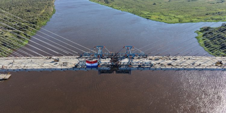 Histórico paso en el Puente de la Bioceánica con el inicio de las tareas de cierre central