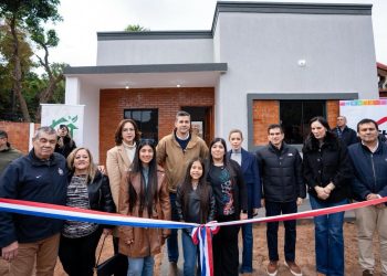 Primera beneficiaria residente en España recibió casa mediante Che Róga Porã