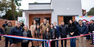 Primera beneficiaria residente en España recibió casa mediante Che Róga Porã