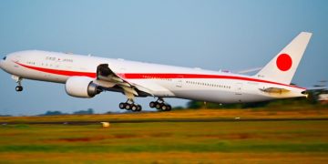 Aterriza un Boeing 777 de la Fuerza Aérea de Japón en el Aeropuerto Guaraní como preparación para la visita de la familia real