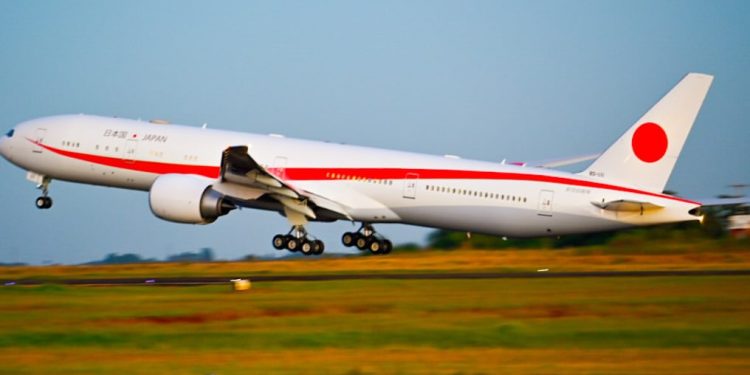 Aterriza un Boeing 777 de la Fuerza Aérea de Japón en el Aeropuerto Guaraní como preparación para la visita de la familia real