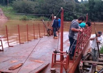 A merced de una balsa: 400 familias esperan hace 30 años un puente