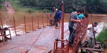 A merced de una balsa: 400 familias esperan hace 30 años un puente