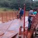 A merced de una balsa: 400 familias esperan hace 30 años un puente
