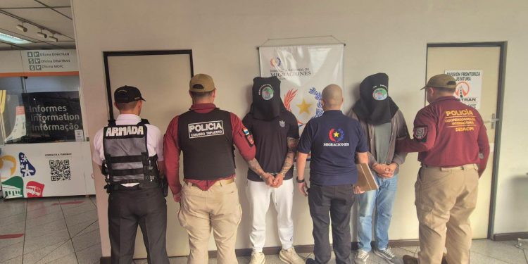 Entregan a la Policía Federal a dos brasileños con órdenes de captura