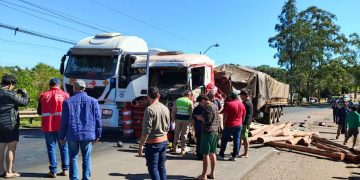 Choque de vehículos de gran porte genera caos y desvíos sobre la ruta PY08