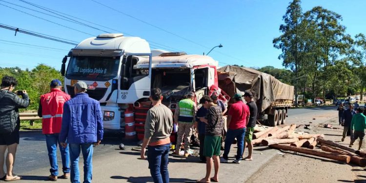 Choque de vehículos de gran porte genera caos y desvíos sobre la ruta PY08