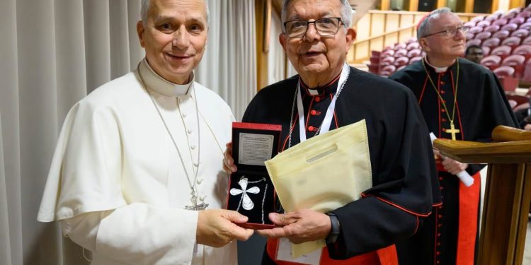 Renunció al cumplir 75, pero el papa decidió que Adalberto Martínez continúe