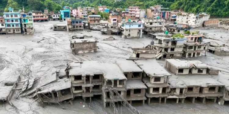 Crece el drama en Nepal: más de 900 muertos y 4.700 siguen desaparecidos