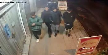 Asaltantes rodearon a un hombre para robarle el celular en Fernando de la Mora