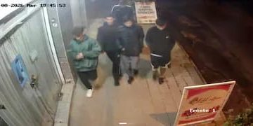 Asaltantes rodearon a un hombre para robarle el celular en Fernando de la Mora