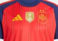 Largas filas para conseguir la nueva camiseta de España con la segunda estrella