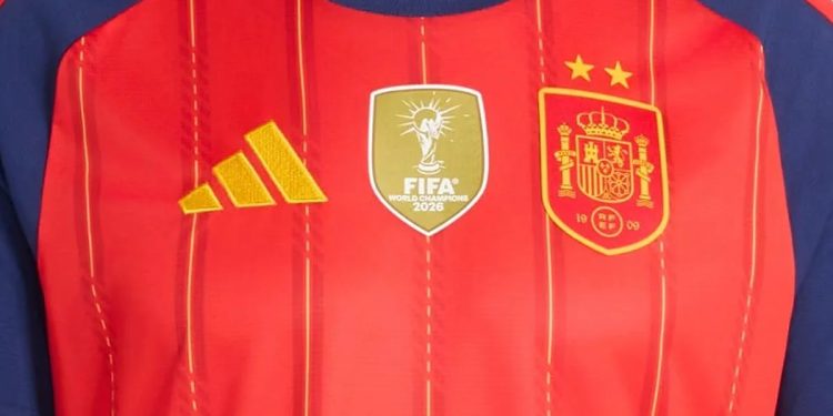 Largas filas para conseguir la nueva camiseta de España con la segunda estrella
