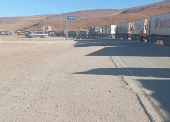Más de 140 camioneros permanecen varados en el Paso de Jama por demoras en controles chilenos