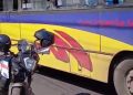 Niña resulta herida tras choque entre dos buses en Fernando de la Mora