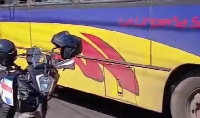 Niña resulta herida tras choque entre dos buses en Fernando de la Mora