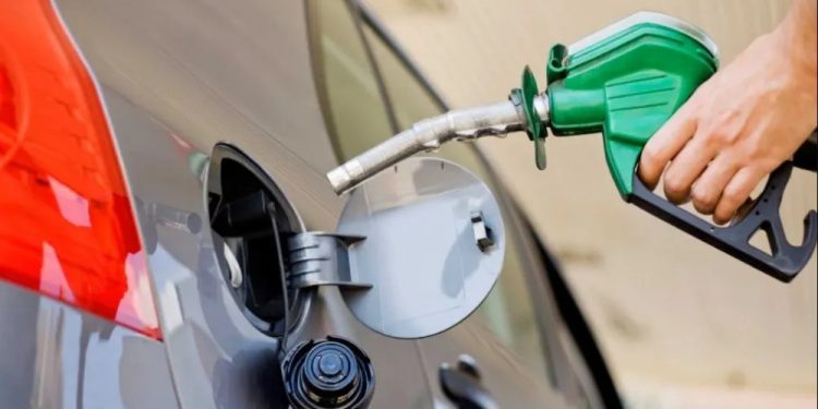Emblemas privados anuncian aumento de precios de combustibles desde el lunes