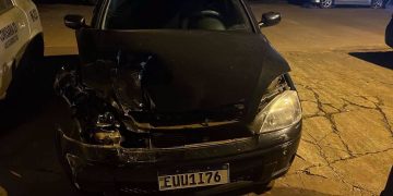 Conductor alcoholizado choca contra un camión estacionado y derriba una columna en Ciudad del Este