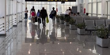 Migraciones inadmite a tres viajeros tras detectar antecedentes e inconsistencias