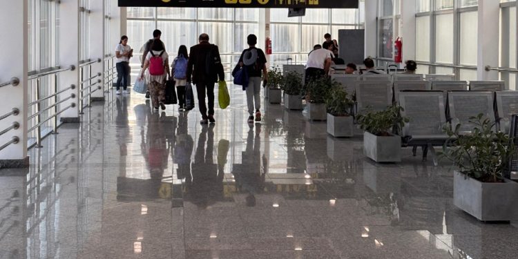 Migraciones inadmite a tres viajeros tras detectar antecedentes e inconsistencias