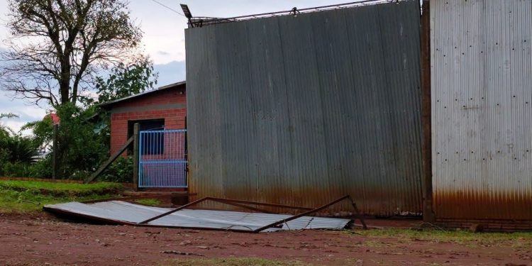 Violento temporal causa destrozos en Bella Vista y deja más de 80 familias afectadas en Encarnación