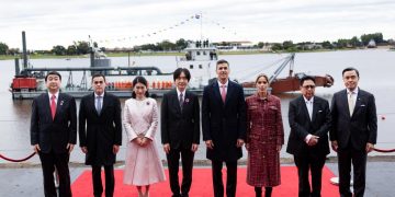 Santiago Peña encabezó la recepción de la draga donada por Japón para la hidrovía