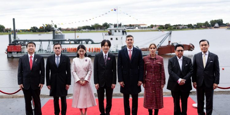 Santiago Peña encabezó la recepción de la draga donada por Japón para la hidrovía