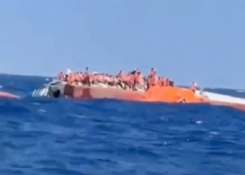Ocho muertos y 17 desaparecidos tras hundimiento de un ferry
