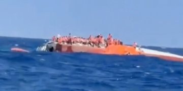 Ocho muertos y 17 desaparecidos tras hundimiento de un ferry