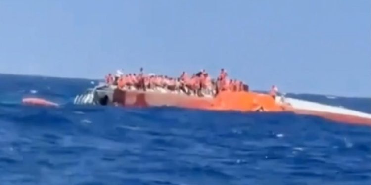 Ocho muertos y 17 desaparecidos tras hundimiento de un ferry