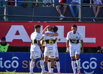 Olimpia remonta para vencer a Cerro Porteño y adueñarse una vez más del superclásico