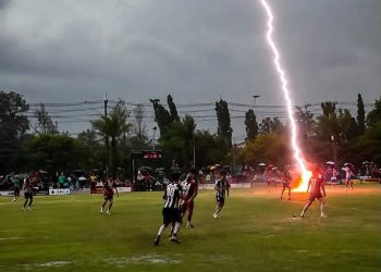 Futbolista murió tras ser alcanzado por un rayo en pleno partido