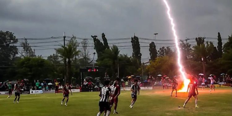 Futbolista murió tras ser alcanzado por un rayo en pleno partido