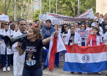 Pacientes respaldan reclamo médico, pero exigen autocrítica sobre formación y atención