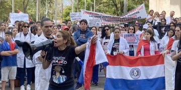 Pacientes respaldan reclamo médico, pero exigen autocrítica sobre formación y atención