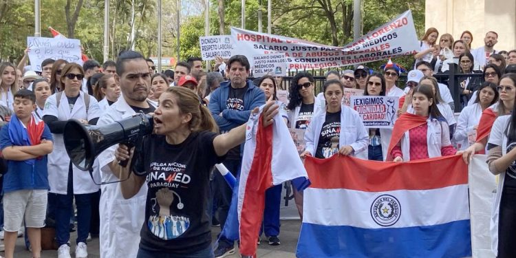 Pacientes respaldan reclamo médico, pero exigen autocrítica sobre formación y atención