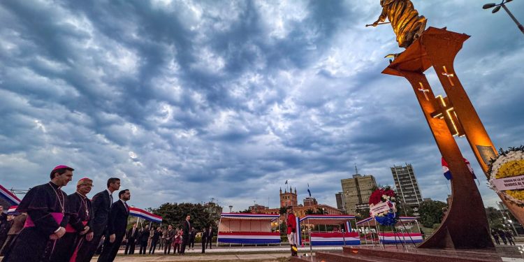 Bendicen la imagen de Nuestra Señora de la Asunción frente al Palacio de López