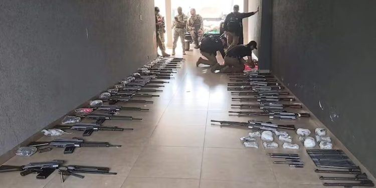 Incautan 30 fusiles ocultos entre víveres en una vivienda de Pedro Juan Caballero