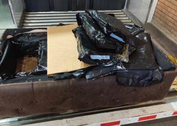 Incautan 18,5 kilos de marihuana premium ocultos en un sofá enviado desde Estados Unidos