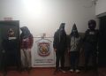 Tres aprehendidos por hurto de motocicleta en Lambaré: vecinos atacaron a policías y dañaron una patrullera