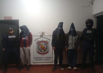 Tres aprehendidos por hurto de motocicleta en Lambaré: vecinos atacaron a policías y dañaron una patrullera