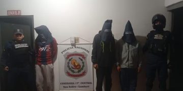 Tres aprehendidos por hurto de motocicleta en Lambaré: vecinos atacaron a policías y dañaron una patrullera